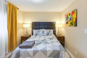 Ένα ή περισσότερα κρεβάτια σε δωμάτιο στο Cozy Home with Patio 24 Miles to Carlsbad Caverns NP