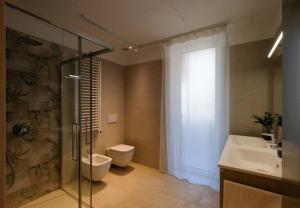 a bathroom with a shower and a toilet and a sink at Blue Eagle - Villafranca Verona in Villafranca di Verona