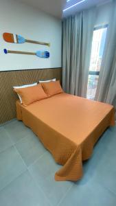 una cama grande en una habitación con ventana en Season202, en Porto de Galinhas