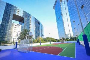 Tenis a/nebo squash v ubytování Stylish 1BR Sleeps 4 Gate Tower, Reem Island nebo okolí