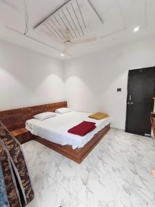 a bedroom with a large bed in a room at Parbramha bhakt nivas in Pandharpur
