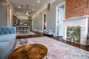 ein Wohnzimmer mit Couch und Kamin in der Unterkunft St Philip Gem 5 Bed-5 Bath Steps to FQ - Monthly in New Orleans