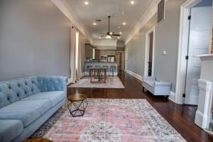 ein Wohnzimmer mit einem blauen Sofa und einem Tisch in der Unterkunft St Philip Gem 5 Bed-5 Bath Steps to FQ - Monthly in New Orleans
