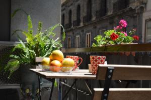 un plato de fruta en una mesa en un balcón en Duca di Villena en Palermo