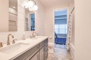 Ένα μπάνιο στο Bespoke Elegance - A Modern Coastal Masterpiece +39 φωτογραφίες