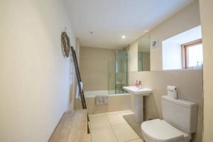 ein Badezimmer mit Toilette und Waschbecken in der Unterkunft The Barn on Loch Tay - Hot Tub in Lawers + 28 Fotos