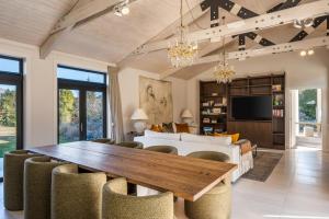 TV/trung tâm giải trí tại Speargrass Lodge by Sothebys Luxury Rental Homes