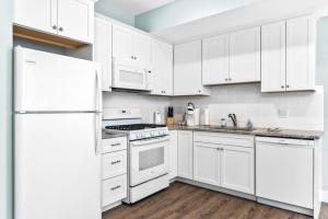 Η κουζίνα ή μικρή κουζίνα στο The Roost 16 on Front 2BR Private Hot Tub Patio