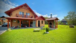 a house with a yard with a bench in front of it at Casa Alberto in Sovata