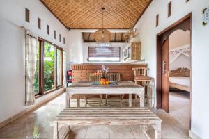 Η κουζίνα ή μικρή κουζίνα στο salaoni villa ubud
