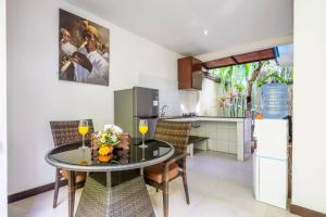 O bucătărie sau chicinetă la villa restu 1