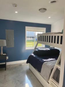 Ένα ή περισσότερα κρεβάτια σε δωμάτιο στο Lakefront Gem Cozy Stay w Dock Sunset Views