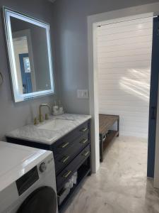 Φωτογραφία από το άλμπουμ του Lakefront Gem Cozy Stay w Dock Sunset Views σε Sodus Point