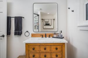 Whimsical Historic Getaway Near Golf Skiing and Wisconsin Southern Lakes في Genoa City: حمام مزود بحوض ومِرآة +31 صورة