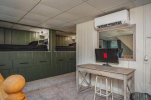 Whimsical Historic Getaway Near Golf Skiing and Wisconsin Southern Lakes في Genoa City: غرفة بها مكتب وبه جهاز كمبيوتر