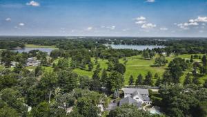 Whimsical Historic Getaway Near Golf Skiing and Wisconsin Southern Lakes في Genoa City: اطلالة جوية على بيت وبحيرة