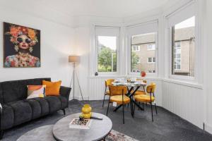 una sala de estar con un sofá y una mesa en Stylish Stay in Inverkeithing., en Fife