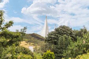 Una vista del monumento a Washington a través de los árboles en Stylish Stay in Inverkeithing., en Fife