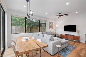 ein Wohnzimmer mit Sofa und Tisch in der Unterkunft Modern Luxury in the Heart of Austin 3BR 3BA with Huge Balcony in Austin