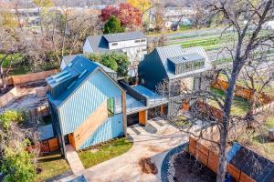 einen Blick über ein Haus mit blauem Dach in der Unterkunft Modern Luxury in the Heart of Austin 3BR 3BA with Huge Balcony in Austin