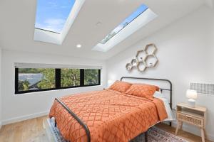 ein Schlafzimmer mit einem Bett und einem Fenster in der Unterkunft Modern Luxury in the Heart of Austin 3BR 3BA with Huge Balcony in Austin