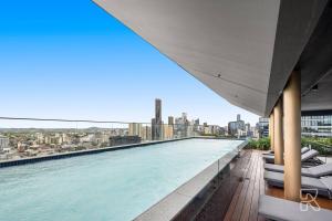 vistas al río desde el techo de un edificio en Modern 2BR Aprtmnt Fortitude Valley Prime Location, en Brisbane