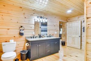 un bagno in legno con lavandino e servizi igienici di River Escape River Front Cabin a Tellico Plains Altre 21 foto