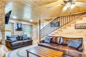 un soggiorno con mobili in pelle e una scala di River Escape River Front Cabin a Tellico Plains