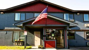 una bandera americana en el frente de un edificio en Magnuson Hotel Ironwood, en Ironwood