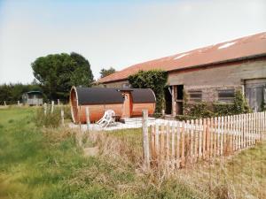 an old building with a fence in front of it at Tonneau in Couvains