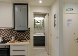 een keuken met een spoelbak en een aanrechtblad bij Angelique Apartment Corfu Old Town in Corfu +14 foto's