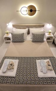 een groot bed met twee sets handdoeken erop bij Angelique Apartment Corfu Old Town in Corfu