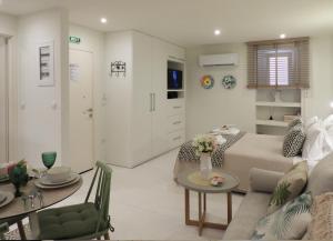 een woonkamer met een bank en een tafel bij Angelique Apartment Corfu Old Town in Corfu