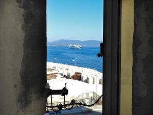 een raam met uitzicht op de oceaan bij Angelique Apartment Corfu Old Town in Corfu