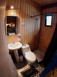 Ένα μπάνιο στο Rebelde Hostel