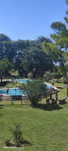 un grupo de personas en un parque con piscina en amanecer de RIO y pesca, en San Pedro 30 fotos más