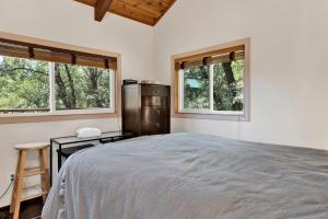 Giường trong phòng chung tại Black oak cabin #1977