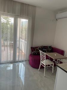 una sala de estar con una mesa y un sofá en Apartments Lipa, en Budva 7 fotos más