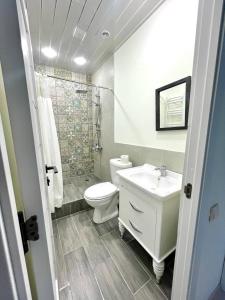 a bathroom with a toilet and a sink and a shower at Manyana Guest House in Gyulagarak