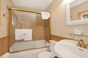 Phòng tắm tại Black oak cabin #1977 +14 ảnh