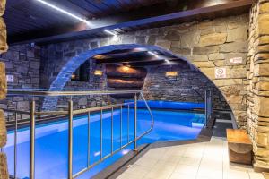 una piscina cubierta con un arco en un edificio en Chata Walczaków -Blue Cave Cottage, en Zakopane