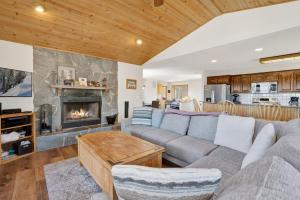 un soggiorno con divano e camino di I love view #1475 a Big Bear Lake