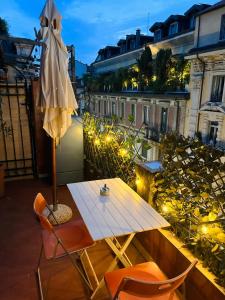 d'une table, de chaises et d'un parasol sur le balcon. dans l'établissement Suite con terrazzo, à Milan
