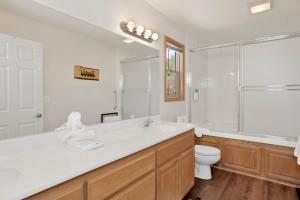 un bagno con lavandino, WC e doccia di I love view #1475 a Big Bear Lake Altre 21 foto