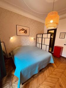 - une chambre avec un lit bleu dans l'établissement Suite con terrazzo, à Milan