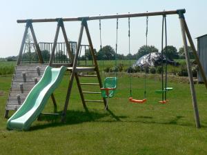 een schommel in een park met drie schommels bij La Mariennaye in Beaurepaire