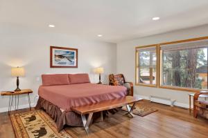 una camera da letto con un letto e un tavolo di I love view #1475 a Big Bear Lake