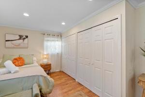 デルレイビーチにあるCosy And Stylish Studio East Delray Beachのベッドルーム1室(ベッド1台、大型クローゼット付)