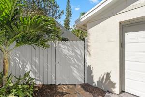 デルレイビーチにあるCosy And Stylish Studio East Delray Beachの白柵 +1枚の写真