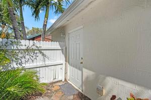 デルレイビーチにあるCosy And Stylish Studio East Delray Beachの白い扉と柵の白い家